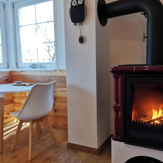 Ferienhaus »Bienenhaus« - Die Essecke neben dem Kamin