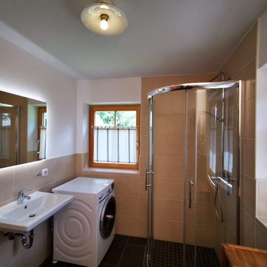 Ferienhaus »Haus anno 1750« - Bad im EG mit Waschmaschine und Dusche